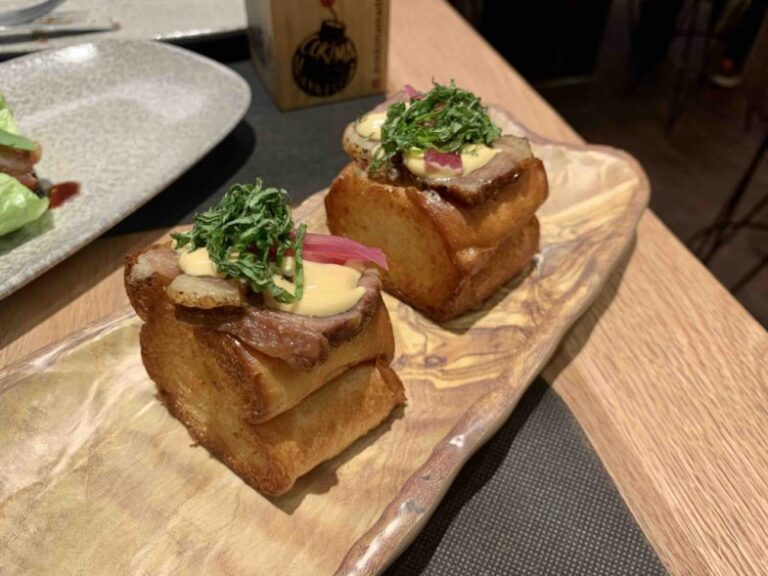 Brioche relleno de costillas de vaca madurada con cebolla encurtida y shiso verde con mayonesa de soja 785x589 1 768x576